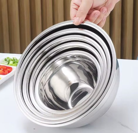 Ensemble de cul de poule emboités sur comptoir blanc