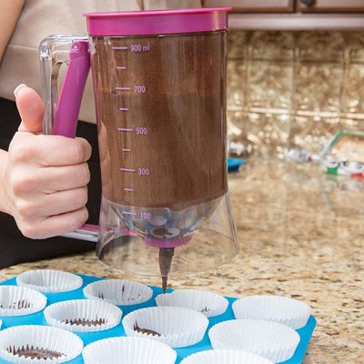mélange pâte au chocolat versée dans moule à muffins avec entonnoir à piston