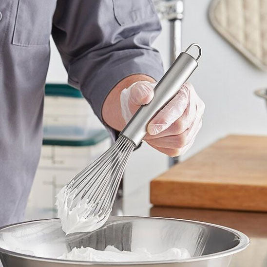 homme-tient-un-fouet-avec-une meringue-moelleuse-dessus
