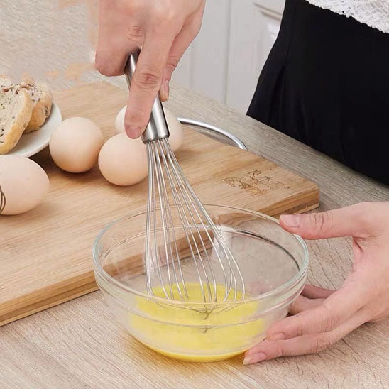 femme-bat-des-oeufs-dans-bol-avec-fouet