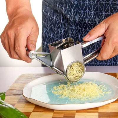 Râpe à fromage homme râpe fromage dans assiette