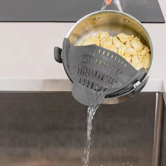 passoire-solidement-fixé-sur-casserole-égoute-pâtes