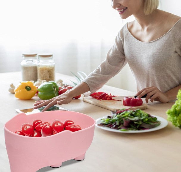 femme-dans-sa-cuisine-avec-passoire-rose-sur-contoir