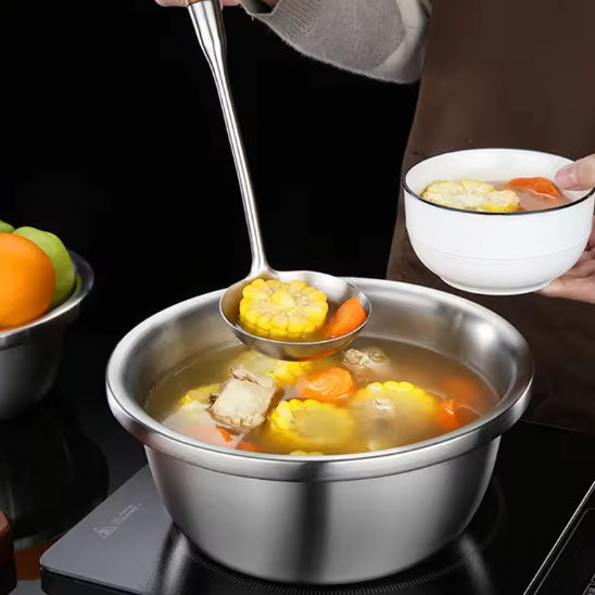 cuisinier-sert-soupe-dans-bassin-d-une-passoire-inox