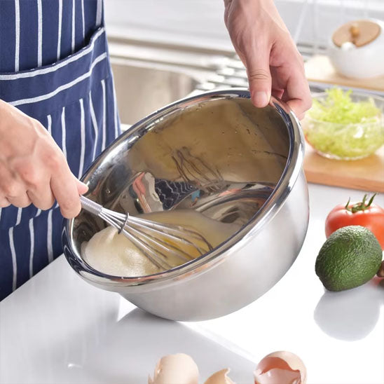 cuisinier-fouette-oeufs-dans-bassin-d-une-passoire-inox