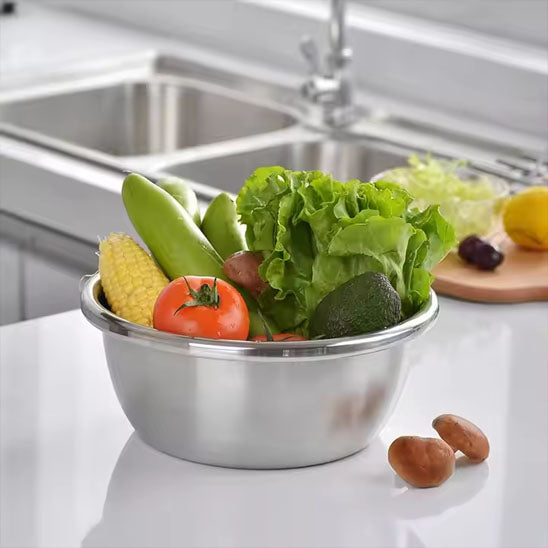 bassin-d-une-passoire-inox-sur-contoir-contenant-légumes
