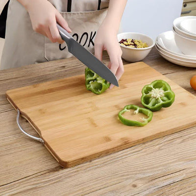 Planche a decouper femme coupe piment verts