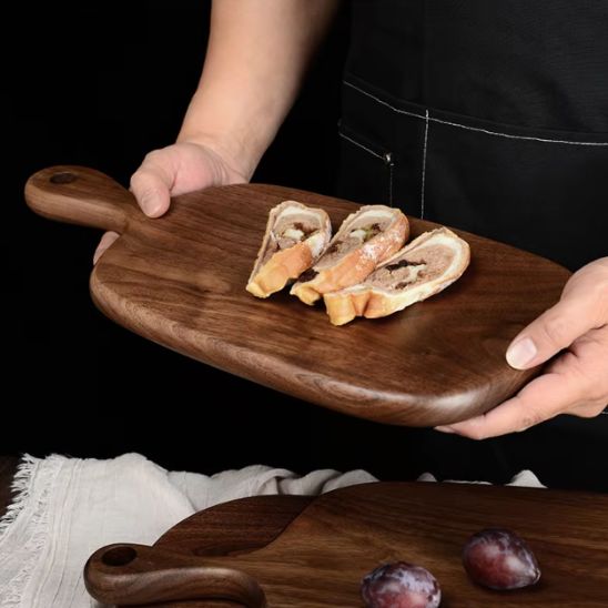 planche-à-découper-bois-noyer-avec-tranches-de-pain
