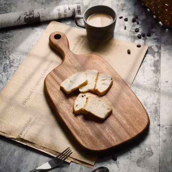 planche-à-découper-bois-avec-pain-et-cafe