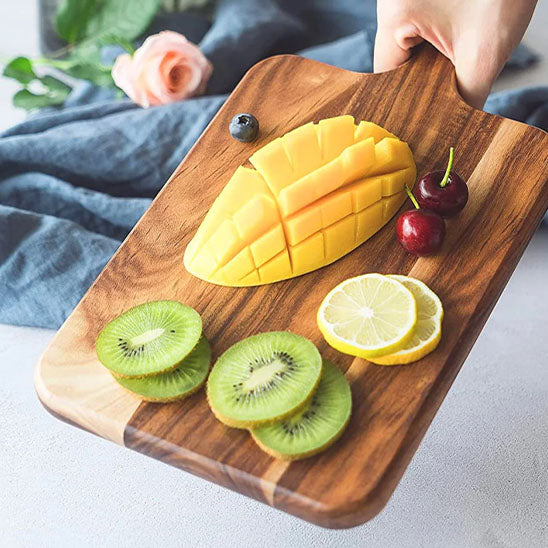 fruits-variés-étalés-sur-planche-en-bois