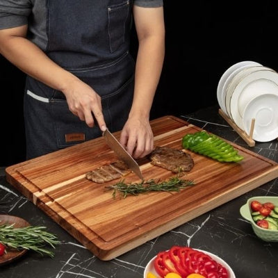 Planche à découper en bois homme coupe steak