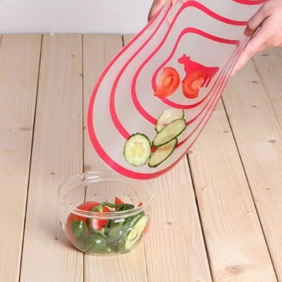 Planche a decouper légumes tranchés glisant dan bol