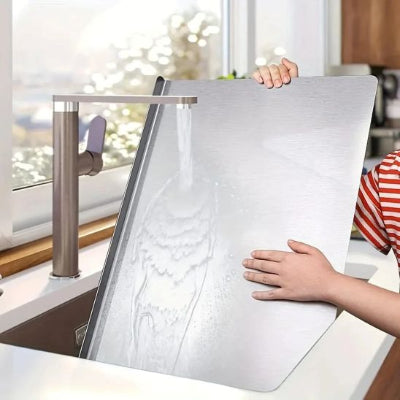 Planche à découper inox femme rince planche sous robinet