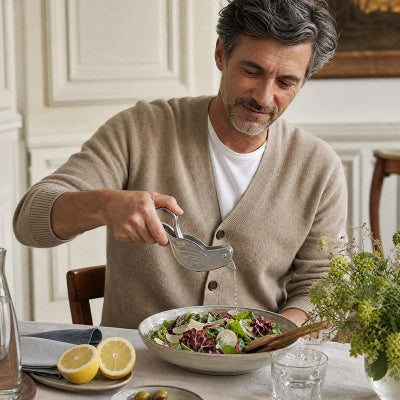 Presse agrume homme verse jus de citron sur salade