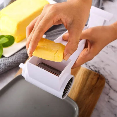 Râpe à fromage femme place fromage dans méchanisme de râpage