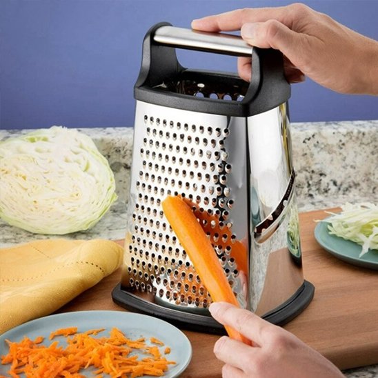 Carotte râpée avec râpe quatre faces