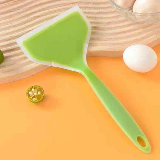 spatule-large-verte-sur-contoir-de cuisine