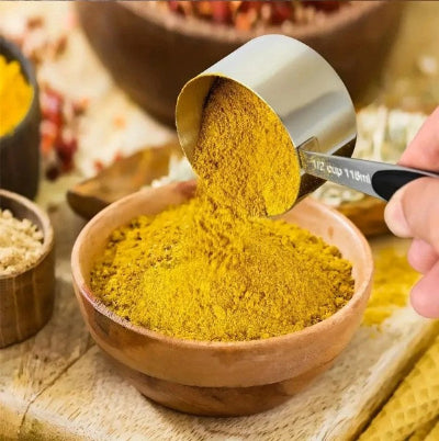 verre mesureur homme verse épice curry dans bol céramique