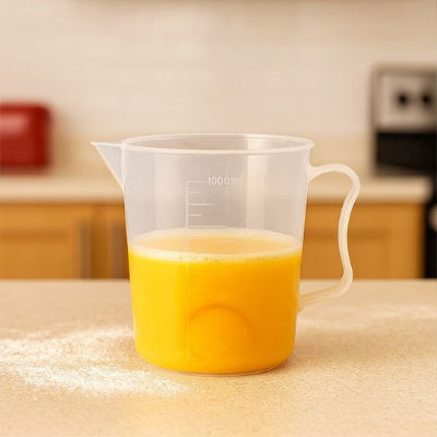 verre mesureur de jus sur comptoir cuisine