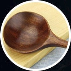 Cuillère en bois foncé