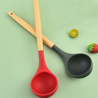 louche noir et louche rouge sur comptoir vert