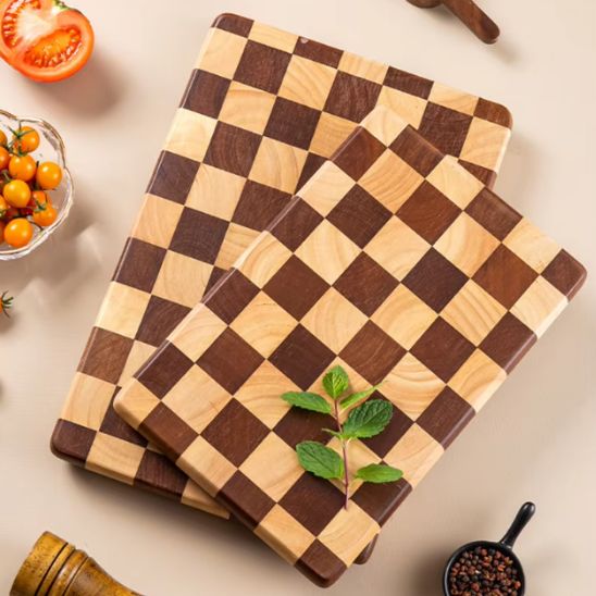 belle-planche-a-decouper-a-motif-de-damier
