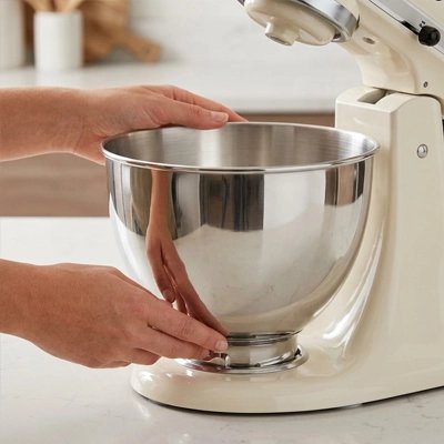 Bol melangeur femme place bol sur robot cuisine