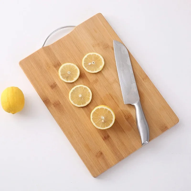 citron-et-couteau-sur-planche-en-bambou-avec-poignée-inox