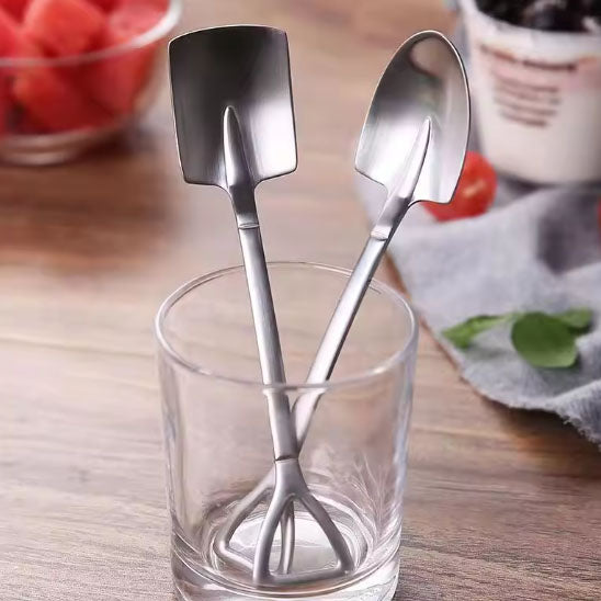 cuillères à bêche debout dans verre sur contoir bois