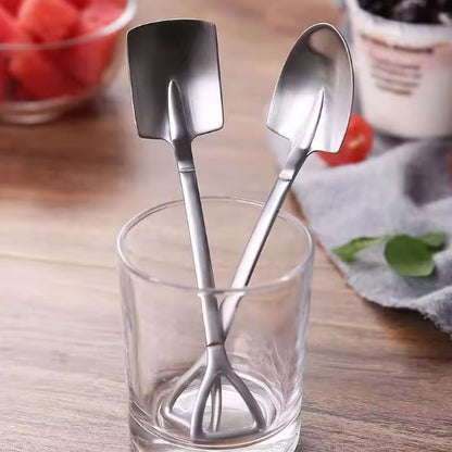 cuillères à bêche debout dans verre sur contoir bois