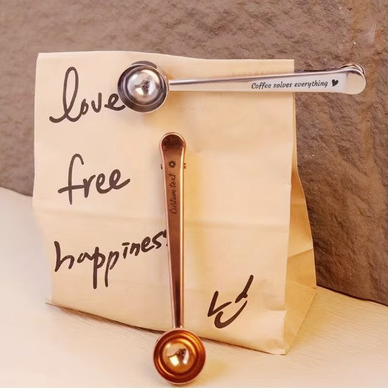 cuillère à café clippée sur sac papier