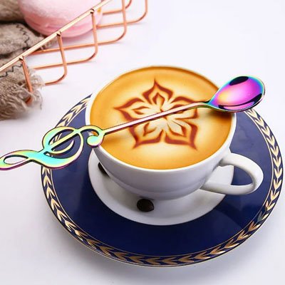 Cuillère à café clé de sol posé sur tasse de cappuccino