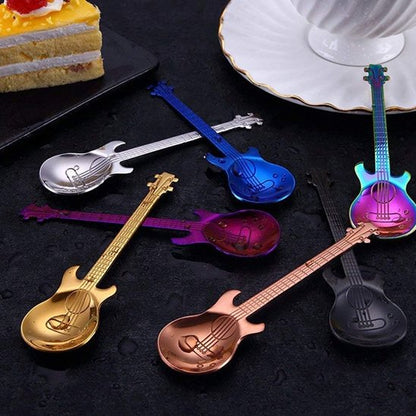 Cuillères à café guitare de couleurs assorties éparpillées sur contoir noir