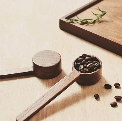 cuillère à café à manche long remplie de café en grains