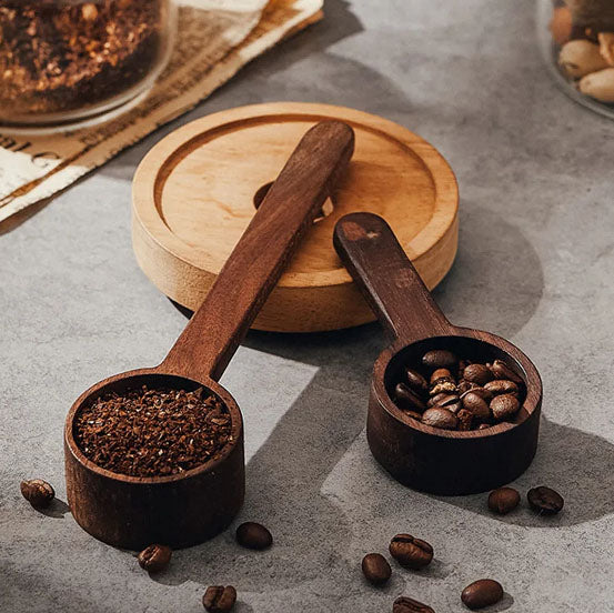 cuillère à café remplies de café sur contoir cuisine