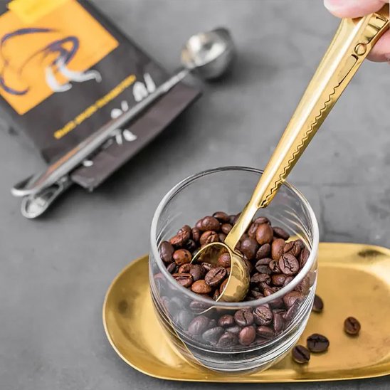 cuillère à café inox avec clip dans verre de café en grains