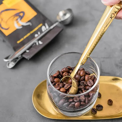 cuillère à café inox avec clip dans verre de café en grains