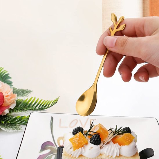 Cuillère à café motif feuille au dessus de dessert
