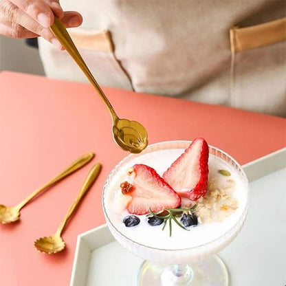 Cuisinier tient cuillère à café fleur vers dessert
