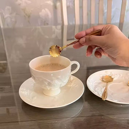 Femme tient cuillère en forme de tournesol au-dessus de tasse café au lait
