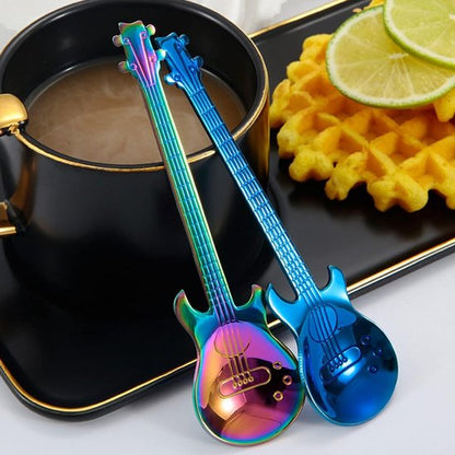 Cuillères à café guitare multicolores devant tasse de café et gauffre