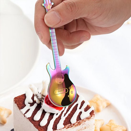 Cuillère à café guitare posée au dessus d'un dessert