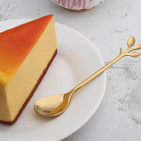 Cuillère à café motif feuille à côté de dessert sur assiette blanche