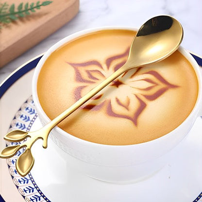 Cuillère à café motif feuille posée sur tasse de café