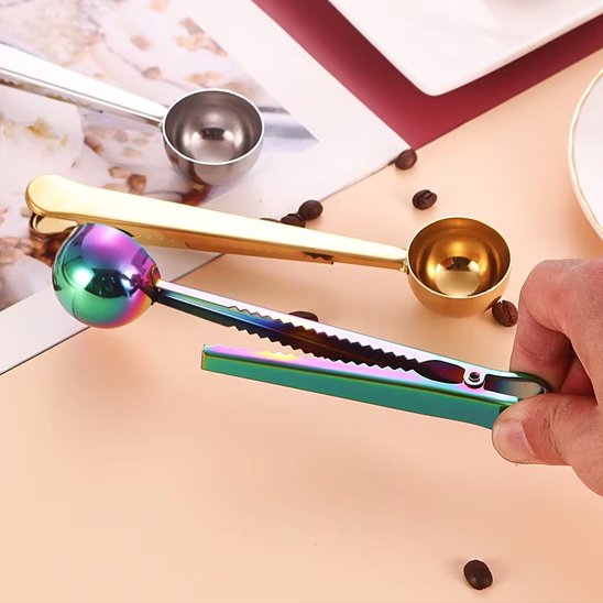 main d'homme tenant pince d'une cuillère à café ouverte