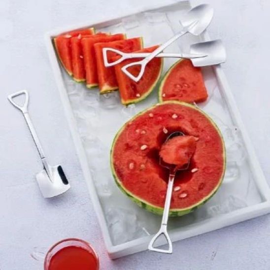 petite pastèque sur plateau avec cuillères à bêche