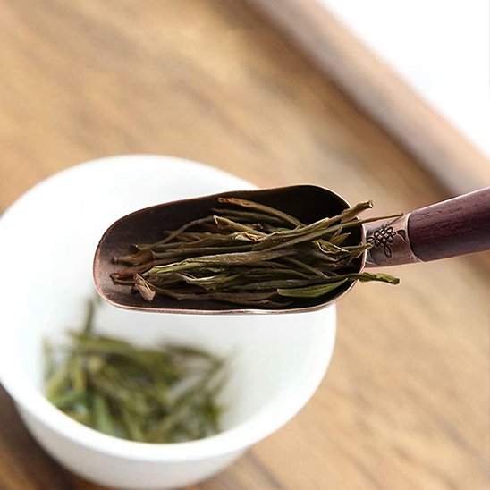 Cuillère à thé  gougfu pleine de feuilles de thé