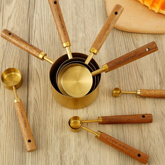 ensemble cuillère doseuse bois inox emboitées sur contoir cuisine bois