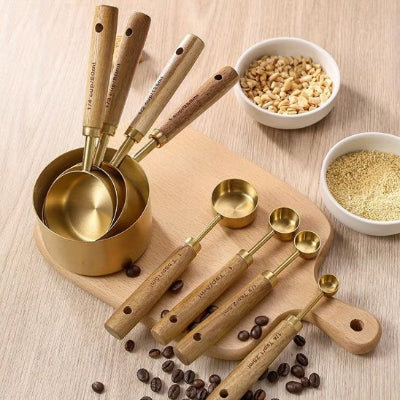Cuillère doseuse ensemble de huit  sur comptoir cuisine bois