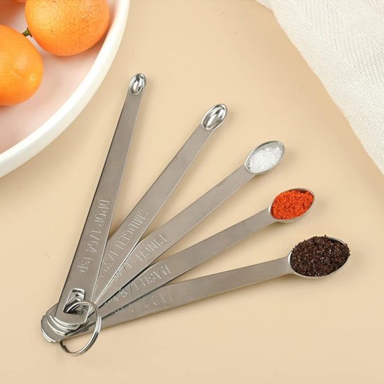 Cuillère doseuse sur anneau étalé par grandeur sur contoir cuisine